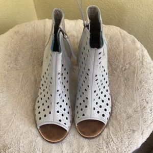 Toms opened toe ankle boot size 9